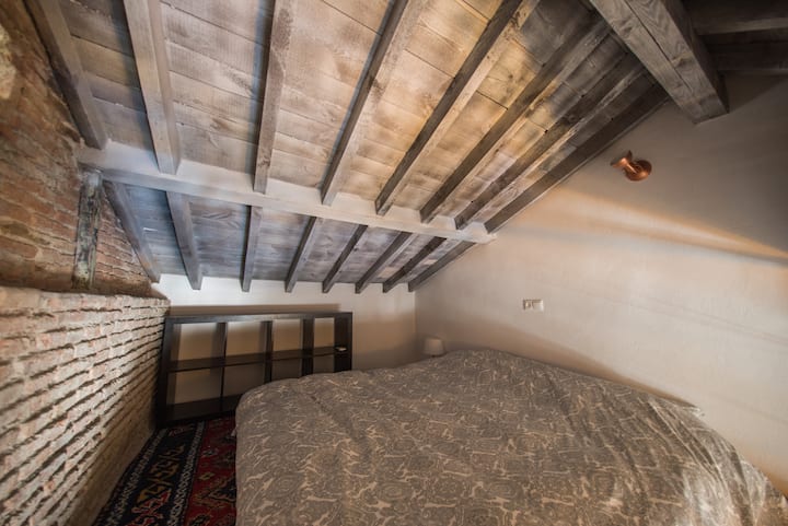 Dormitorio altillo bajo el techo de madera