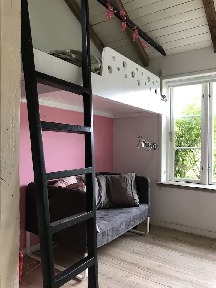 Mali kauč zamijenjen je pravim krevetom od 200 cm. Krevet na kat je kratki krevet od 170 cm