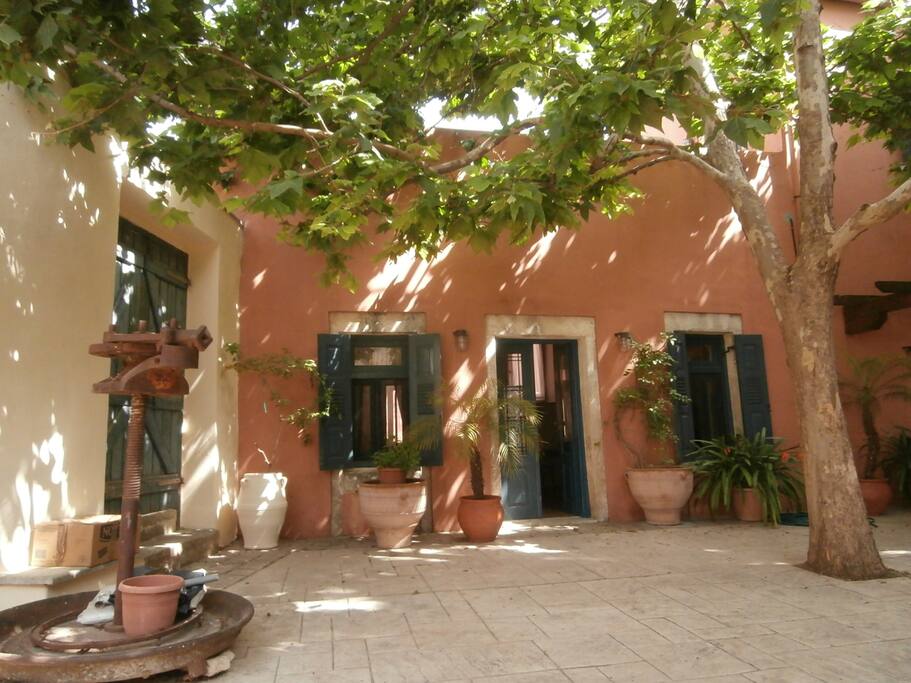 Αυλή και είσοδος ισογείου/Entrance and courtyard