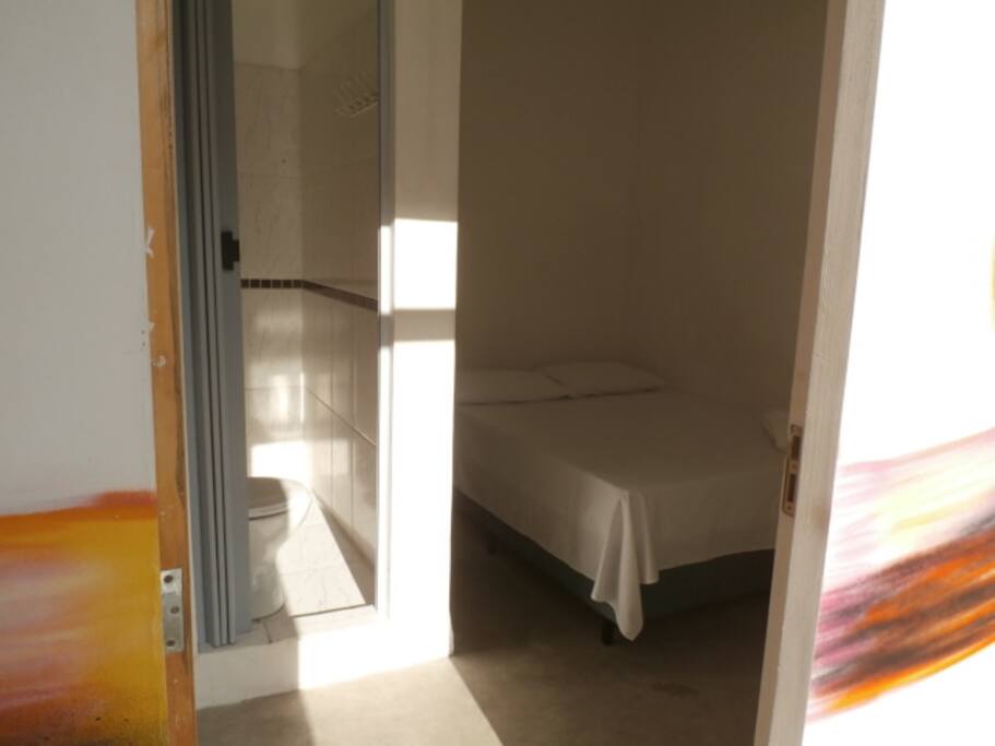 Quarto de Casal c/ Banheiro Privativo.