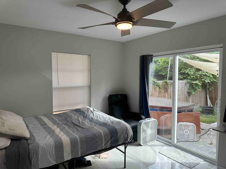 Hauptschlafzimmer mit Außenzugang zum Whirlpool, Feuerstelle und Hinterhof