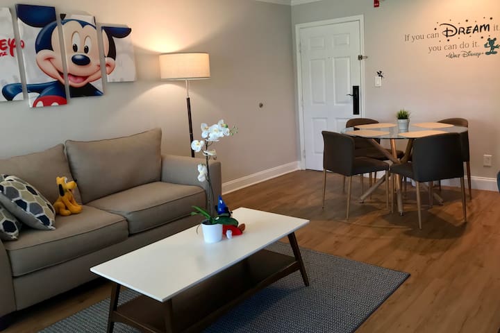 Renovated Mickey Mouse apartment close to Disney