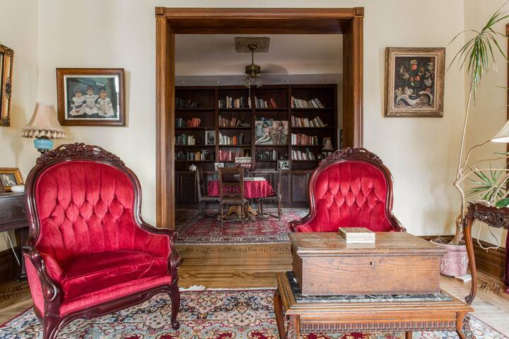 Huge Victorian!– Southern Charm!– United Center! gallery image 4