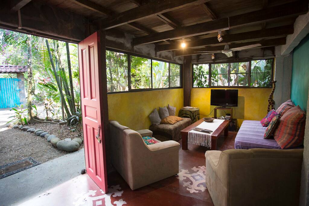 Sala de TV, lectura, con agradable vista al exterior