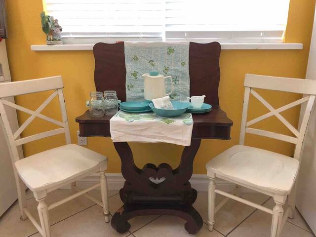 Up Cycled Themed Flat: Minutes from Downtown Tampa