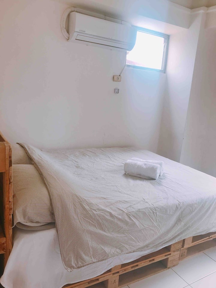 Საძინებელი 2: ორადგილიანი საწოლი ახალი კონდიციონერით 