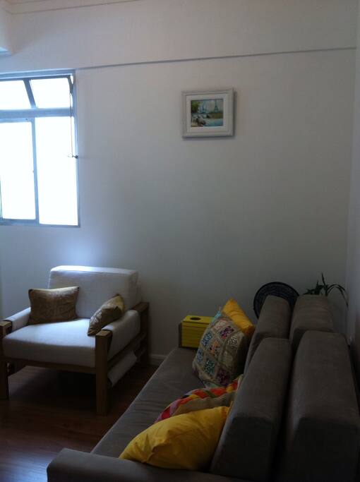 Sala com sofá-cama e Smart TV.
