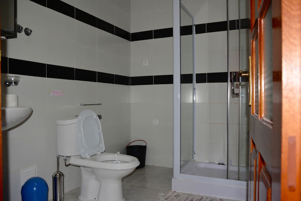 Cleanliness and customer satisfaction is our top priority (limpeza e satisfação do cliente é a nossa prioridade).