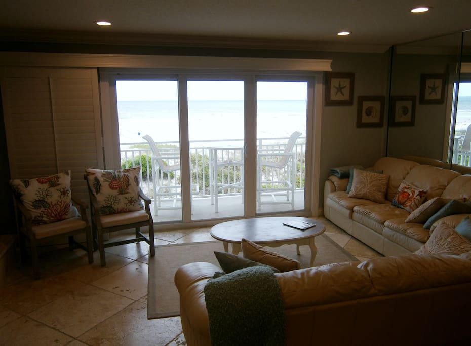 Living room & Patio-Beach