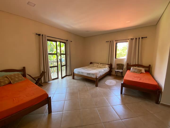 جناح بشرفة (الطابق العلوي)
سريران مفردان وسرير مزدوج