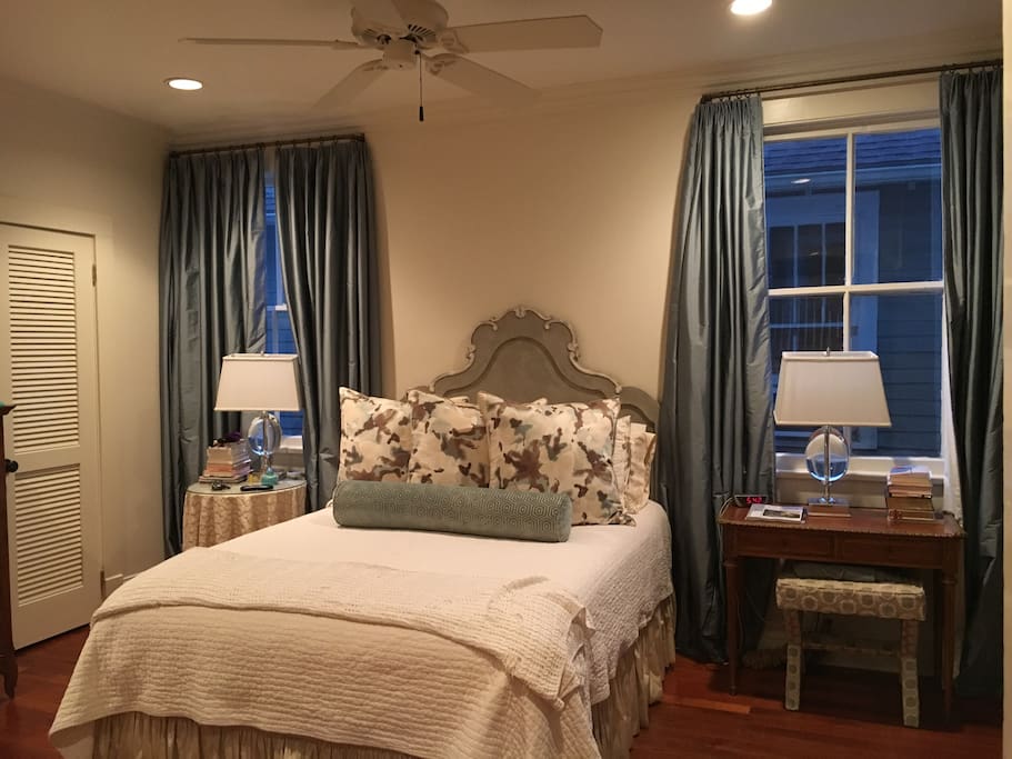 Master Bedroom - Queen bed