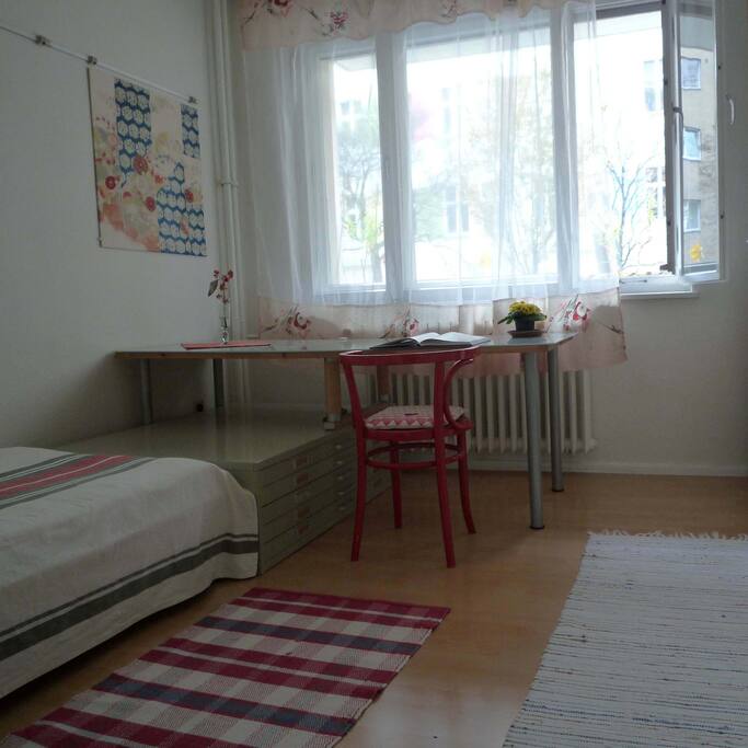 Großer Tisch im Gastzimmer