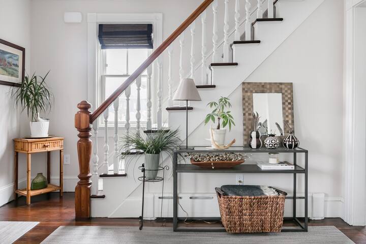 Classic Newport Cottage Steps off Thames Street gallery image 3