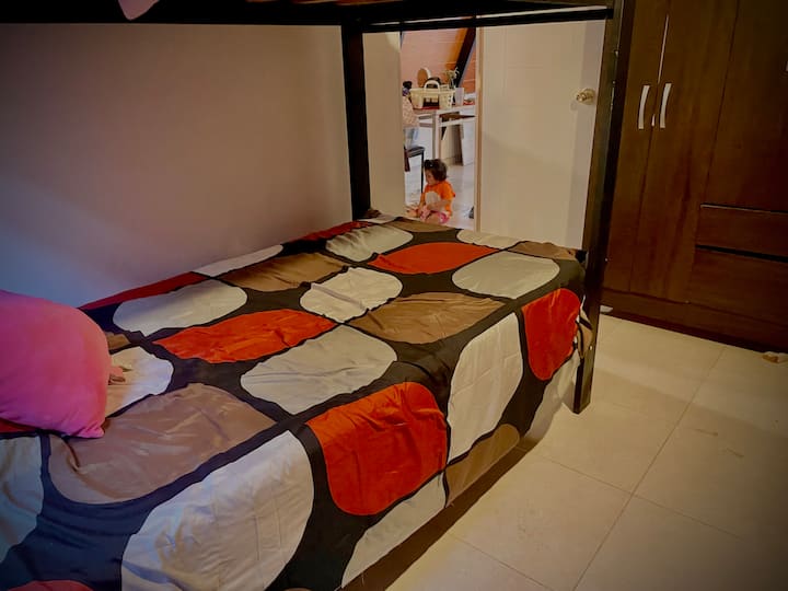 Chumba cha kulala kwenye ghorofa ya kwanza. Kitanda cha sehemu 1