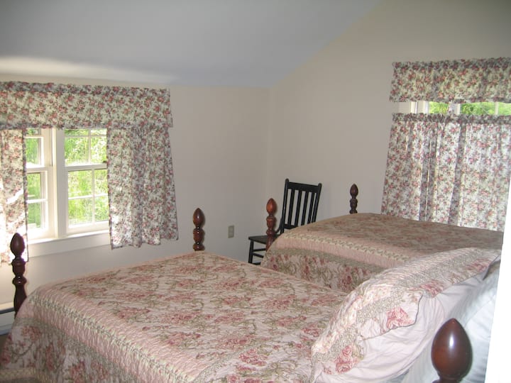 Bedroom 3 - 2 single beds