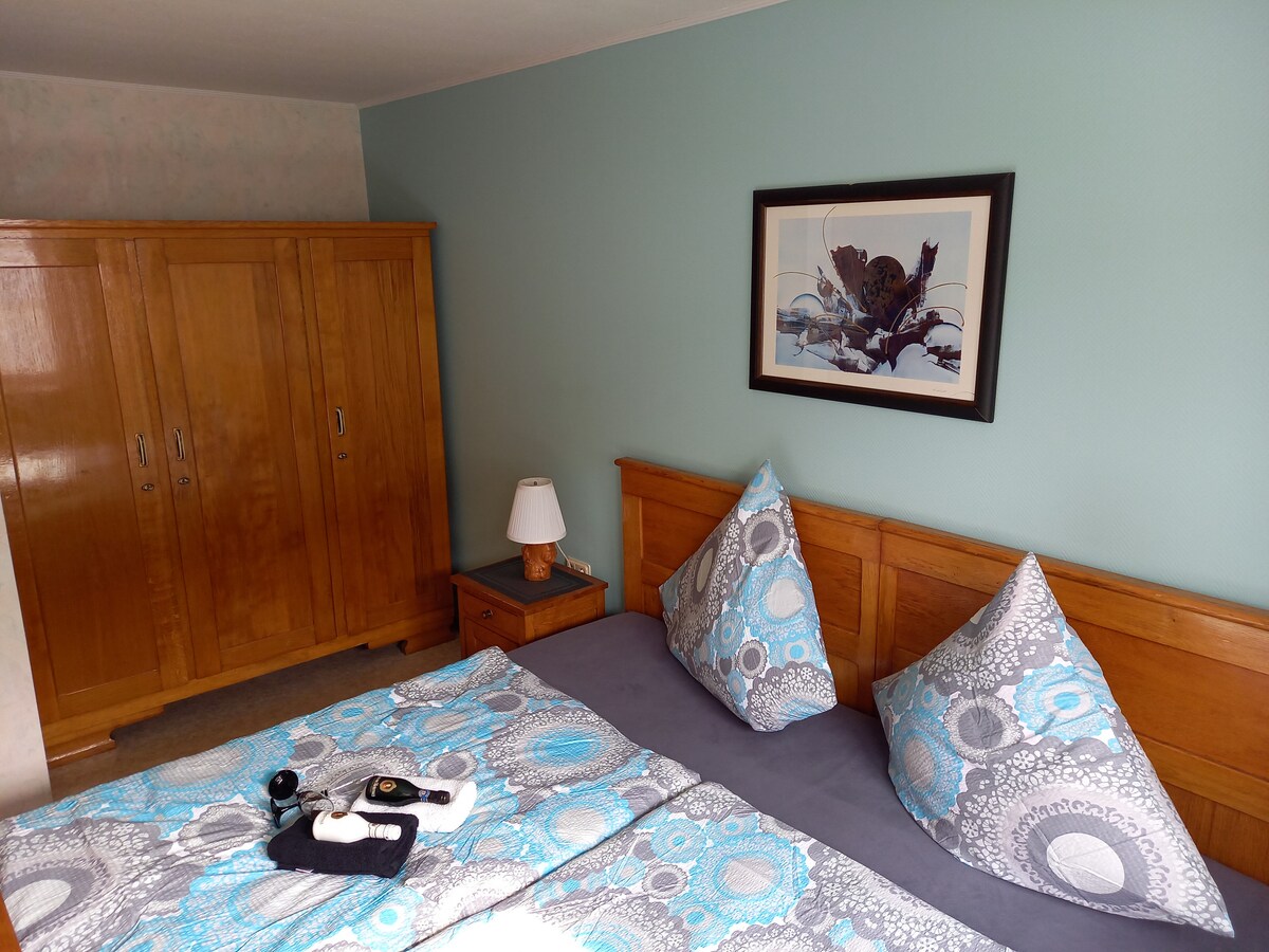 חדר שינה 1 (נוף לתרנגולות)