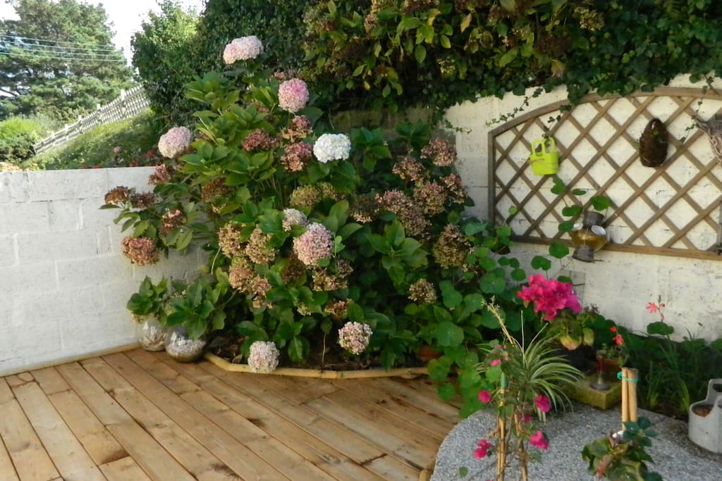 la terrasse avec salon de jardin / parasol