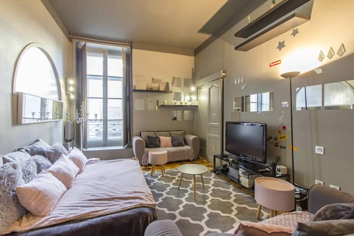 Hermoso dormitorio con TV