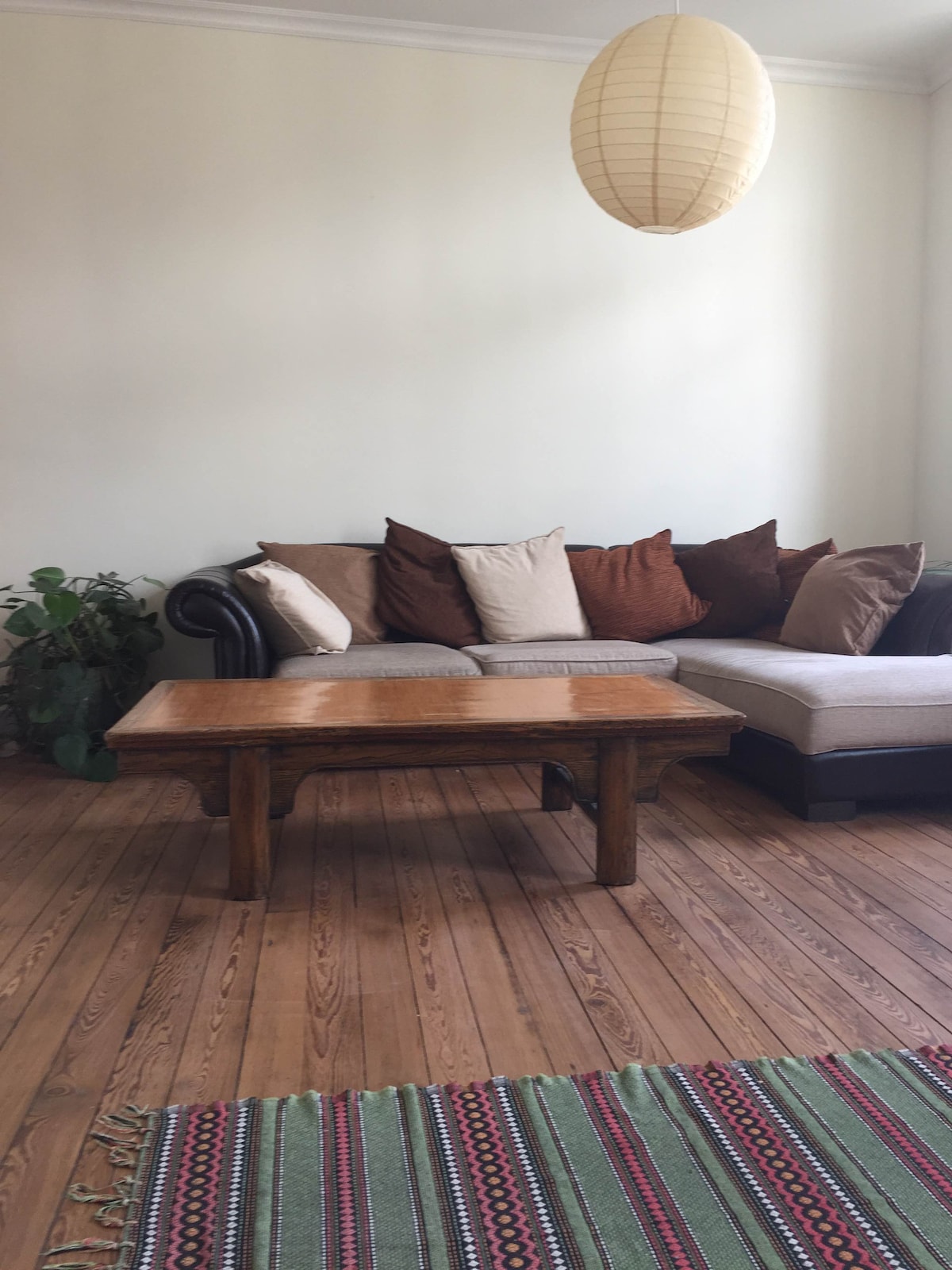 Popular Airbnb listing: T3 Ancien 100 M2 Bordeaux Chartrons in Bordeaux