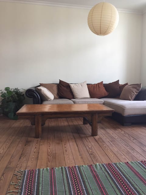 Popular Airbnb listing: T3 Ancien 100 M2 Bordeaux Chartrons in Chartrons Grand Parc Jardin Public