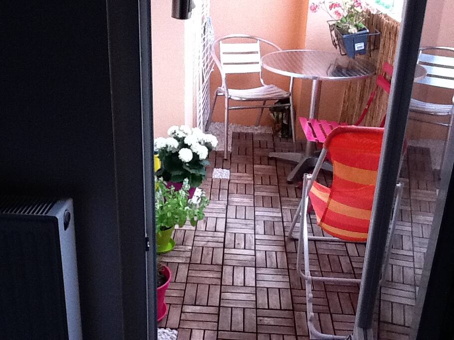 petit balcon agréable pour prendre le petit déjeuner