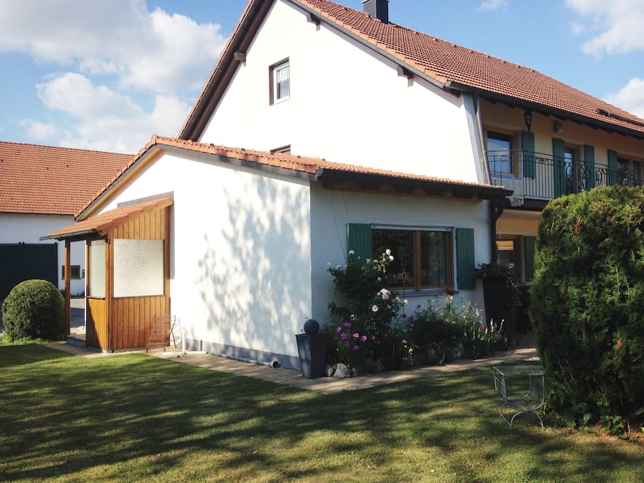 Die Ferienwohnung ist als Anbau an das Wohnhaus schön im ehemaligen Bauernhof integriert.