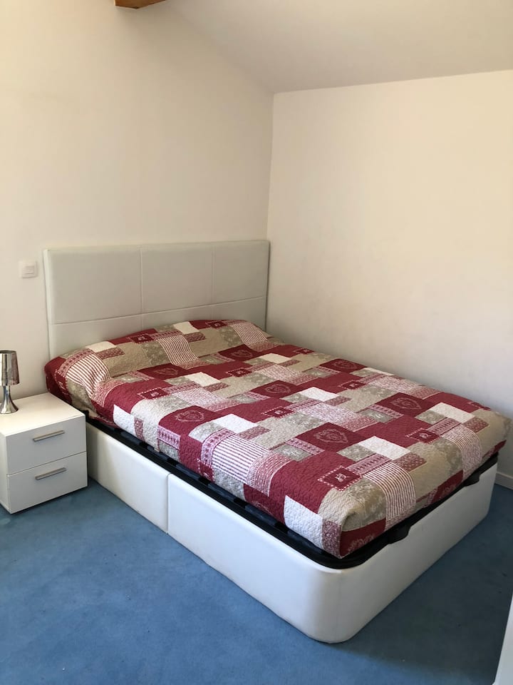 Spálňa s manželskou posteľou ( s vlastnou kúpeľňou) na 2. poschodí - televízor 