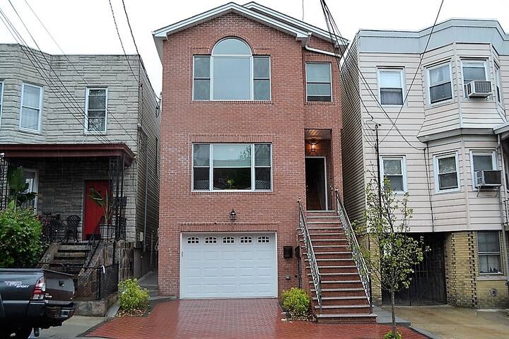 Spacious 4BR home 30 mins* from NY! Parking avail! gallery image 2