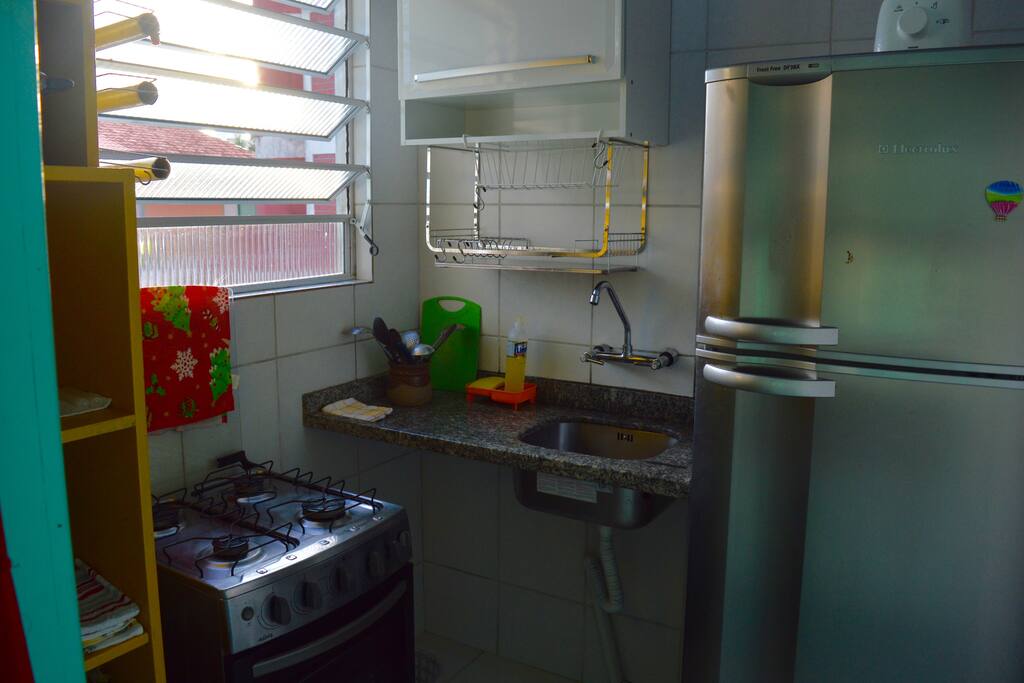 Cozinha. Geladeira com freezer.