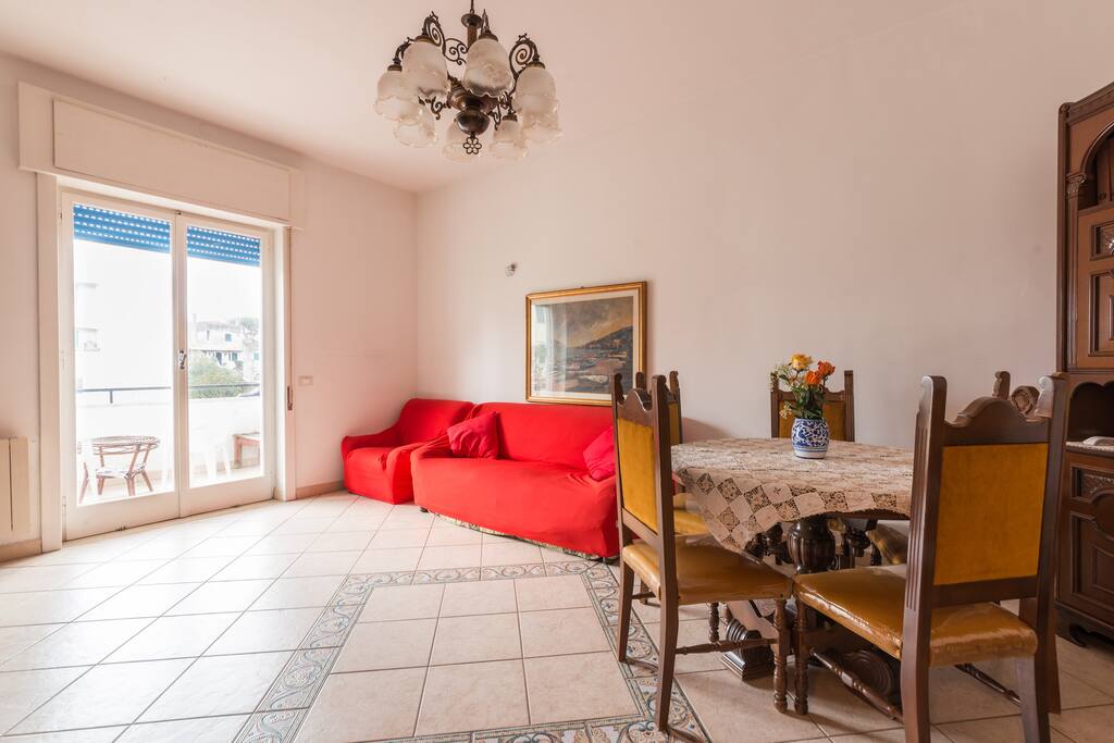 Ampio salone con divano letto matrimoniale e terrazzo esterno.
