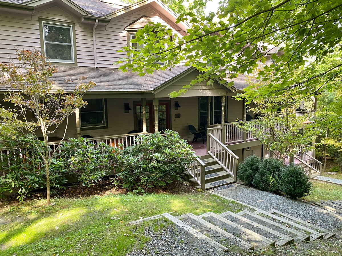 Large Mtn Home 11 BR~18 beds~5+ba~hot tub~firepit - Houses for