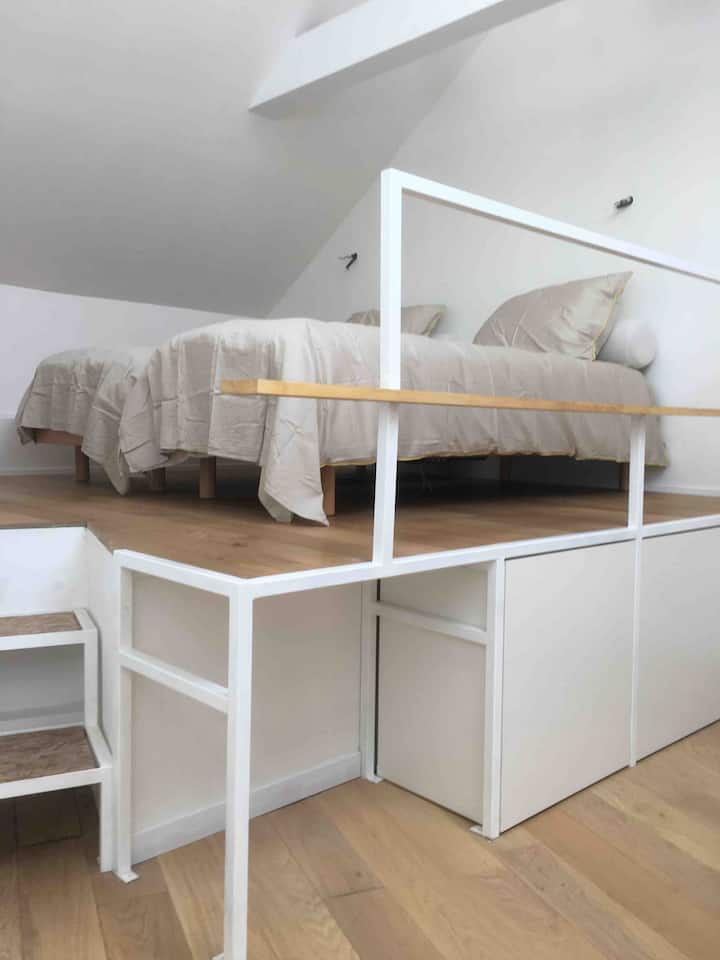 Spavaća soba s dva kreveta za jednu osobu. 