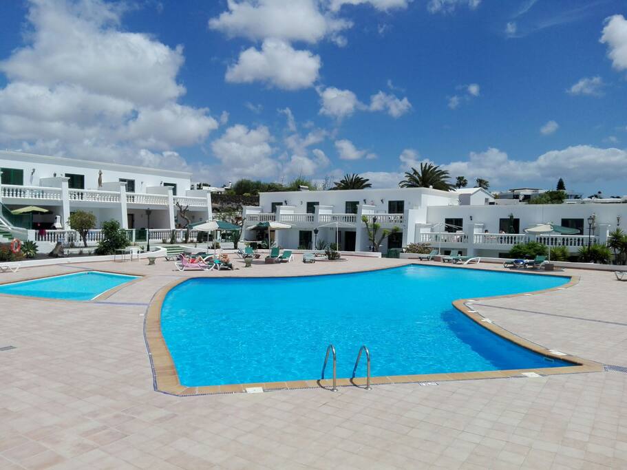 Swimming pools for adults and kids with ocean view - Piscina adultos y niños con vistas al mar