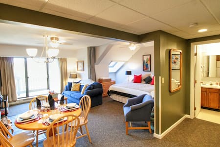 Upscale resort, clean,  views, walk to Kill. Mt.