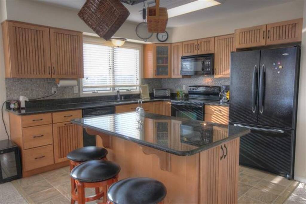 Kitchen
Island seats 3
