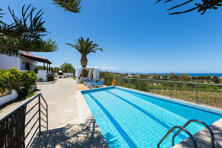 Villa Aetos – Walking distance to a sandy beach! gallery image 2