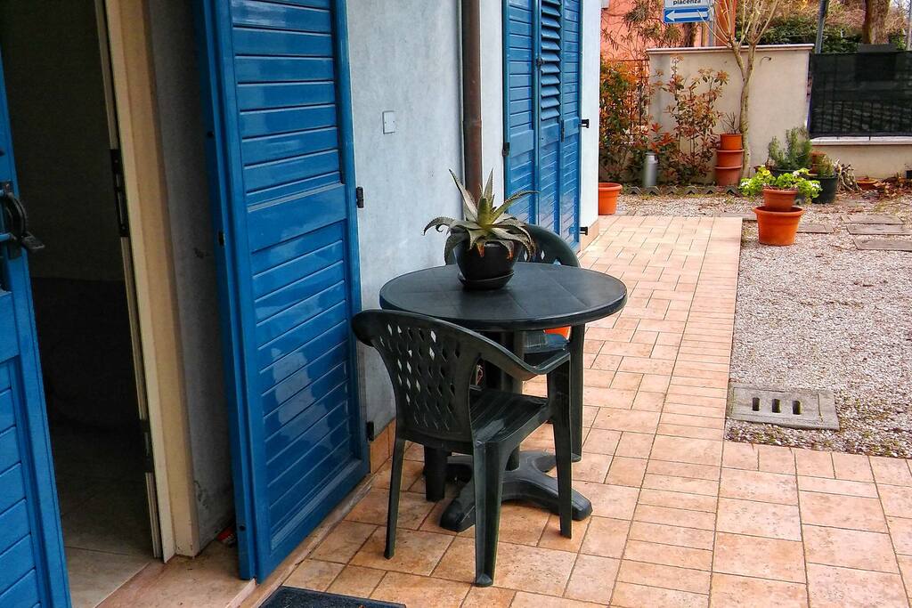 ingresso con piccolo giardino e posto auto