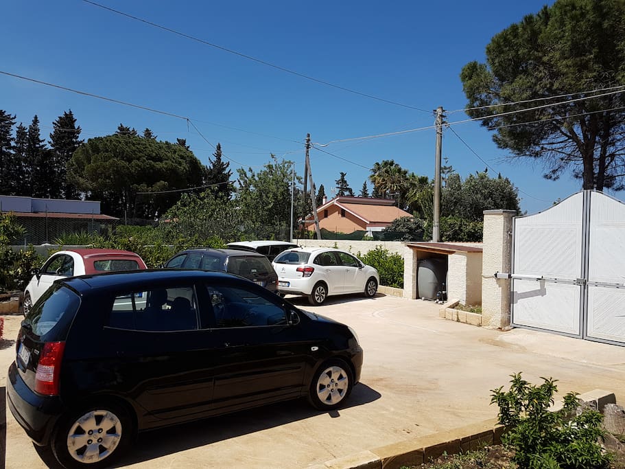 Parcheggio privato, con cancello elettronicamento comandato.