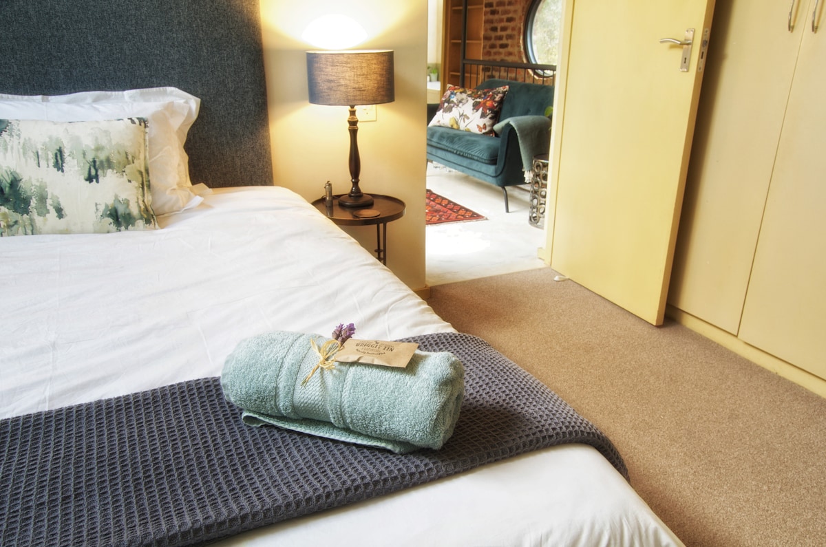 חדר שינה ראשי, המוביל לטרקלין פיג'מה