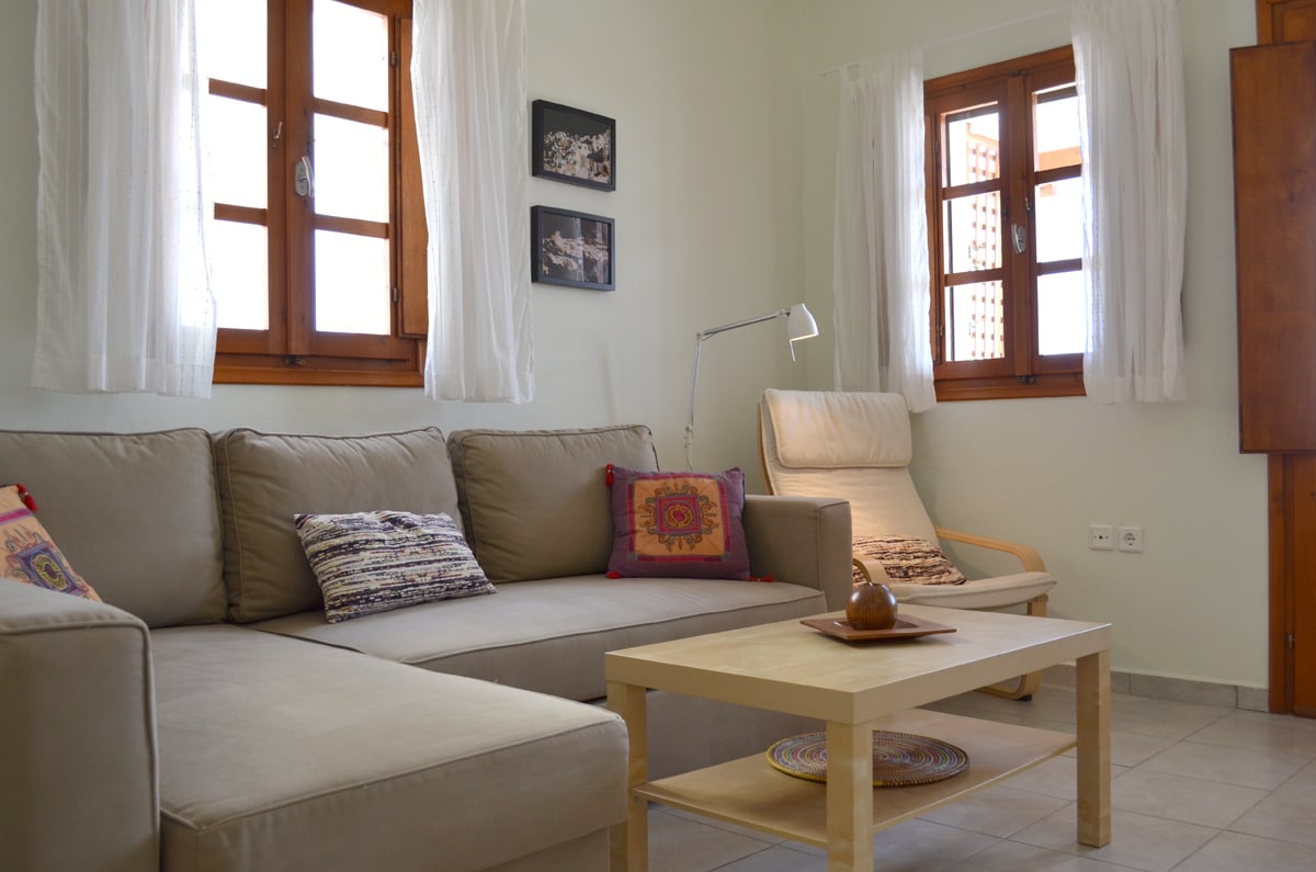 КАУЧ НА СПУШТАЊЕ КОЈ СЕ ПРЕТВОРА ВО УДОБЕН ДВОЕН КРЕВЕТ