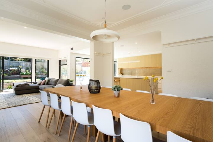 Gorgeous home with pool. Central location. gallery image 4