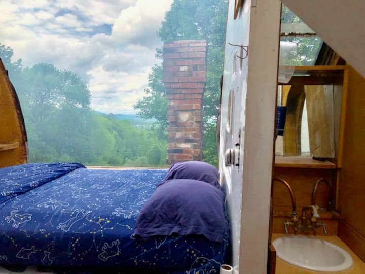 Соба во кула (гнездо на вранец) со мијалник
на 3-то ниво