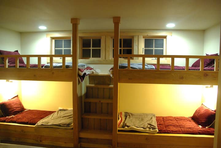 Покрај четирите одделни спални соби, има и четири вградени кревети во поткровјето. Овие се одлични за деца!  Имајте предвид дека поткровјето е отворено за дневната соба, така што овие кревети може да бидат бучни ако другите уживаат во каминот во раните утрински часови!