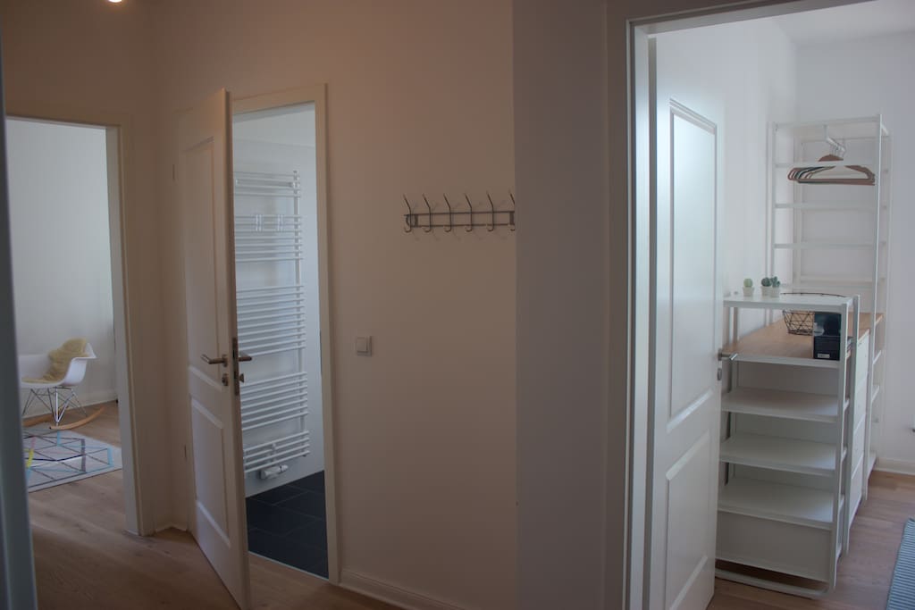 Blick aus dem Flur in Wohnküche, Bad, Schlafzimmer (von links nach rechts)