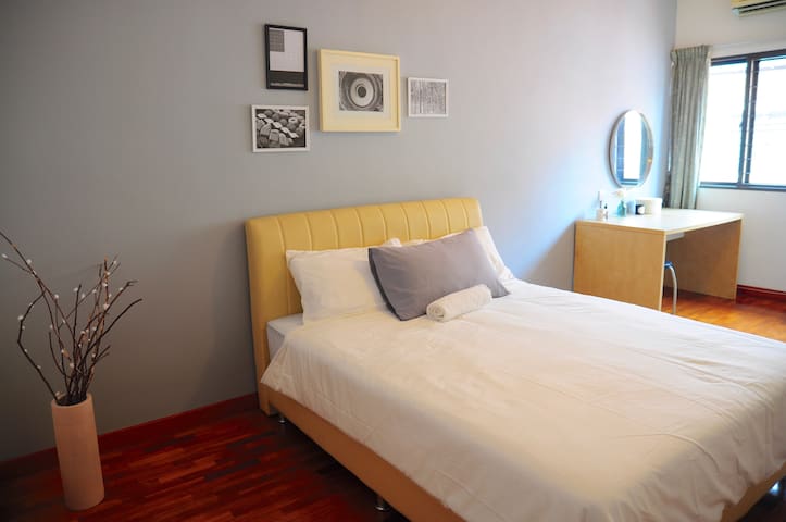 GRAYHAUS 32 Standard Queen Room @ Bandar Utama