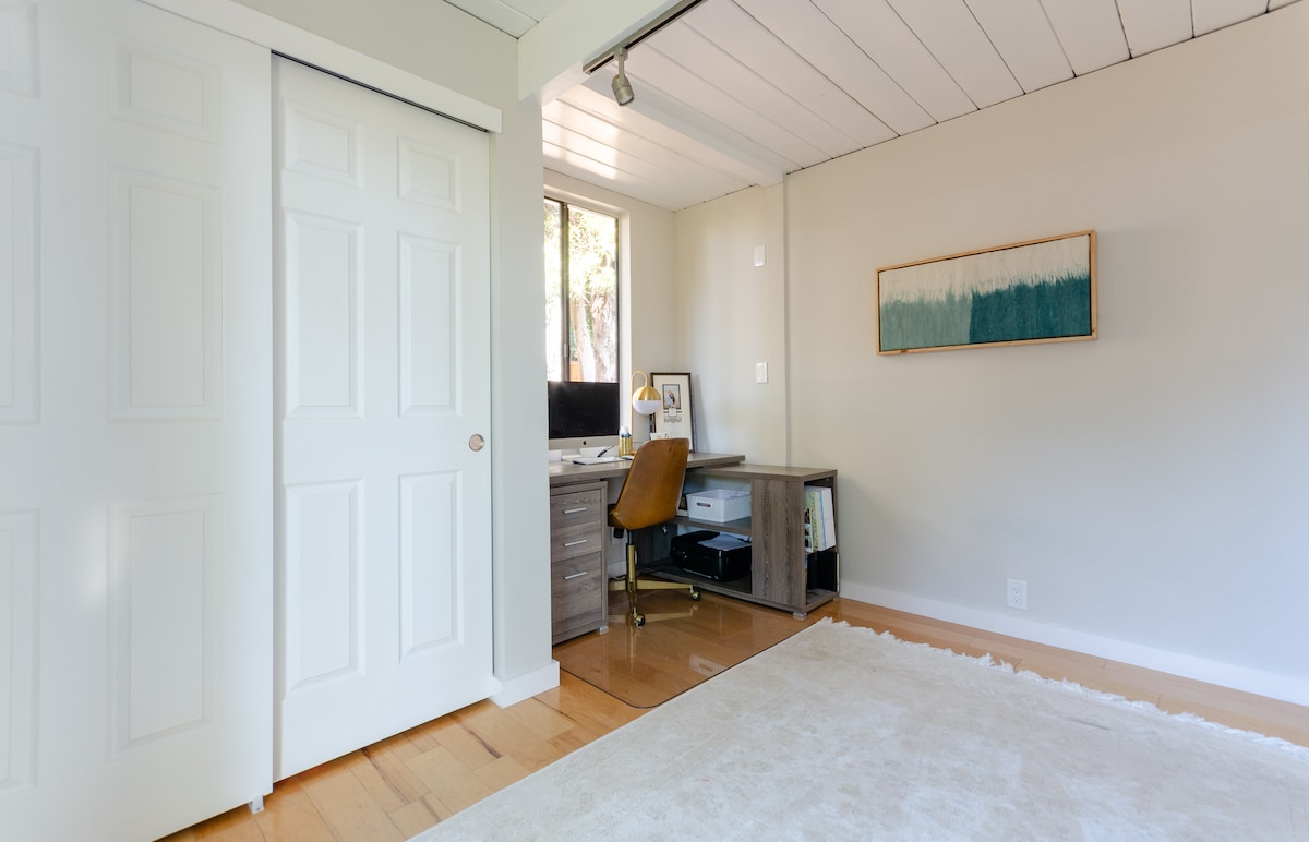 Ured se nalazi izvan kuhinje i ima radni stol, uredsku stolicu i futon. U ured smo postavili rolete za zamračivanje ako želite koristiti futon kao petu spavaću sobu.