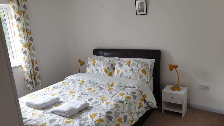 Manželská posteľ - izba, odkladací stolík, svetlá na čítanie, zásuvky USB, uteráky