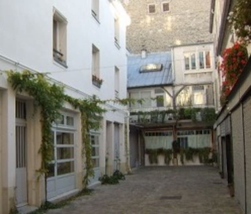 la cour
l'entrée est à dte