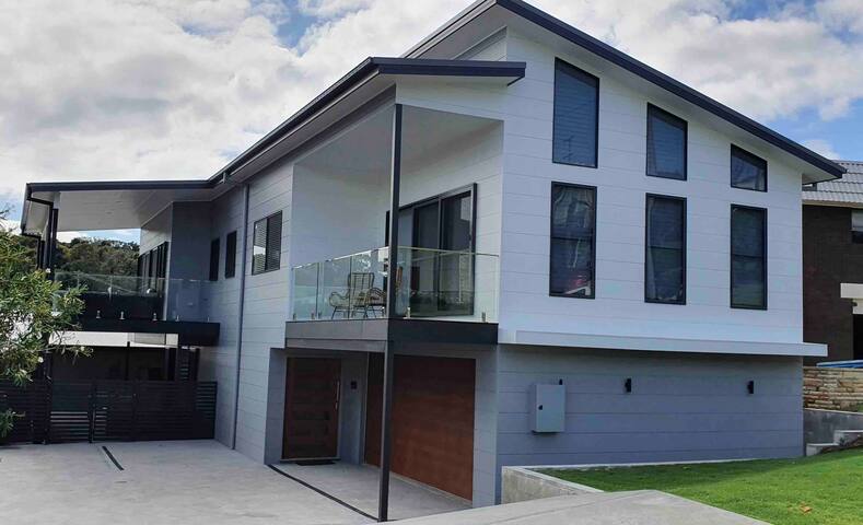 The Cove at Black Head – Steps from the Beach! gallery image 3