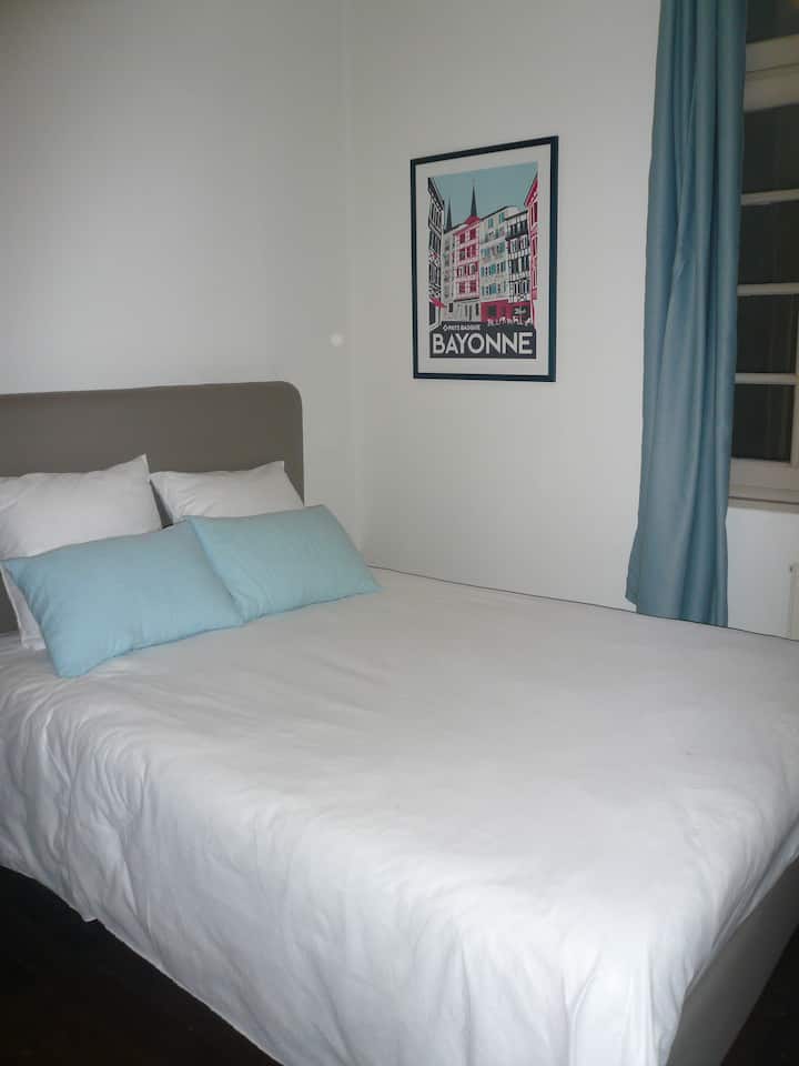 غرفة صغيرة بسرير 140 × 190